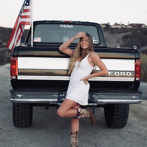 Vehicle Photoshoot, Western Senior Pictures Outfit, Truck Senior Pictures, Western Senior Picture Ideas, Western Photo Shoots, Cowgirl Photoshoot, Classic Car Photoshoot, Truck Pics, Green Truck