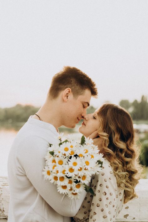 Couple Photos With Roses, Flower Bouquet Couple Photoshoot, Couple With Flowers, Couple Engagement Pictures, Prom Poses, Flower Photoshoot, Anniversary Photoshoot, Wedding Couple Poses Photography, Save The Date Photos