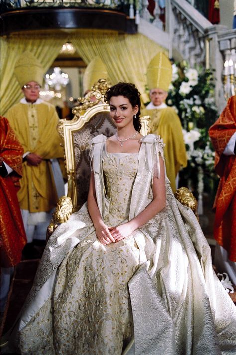 Anne Hathaway in The Princess Diaries 2 Anne Hathaway Wedding, Cozy Movies, Princes Diaries, Princess Diaries 2, Coronation Gown, The Princess Diaries, Coronation Dress, 2nd Wedding Dresses, Weddings Idea