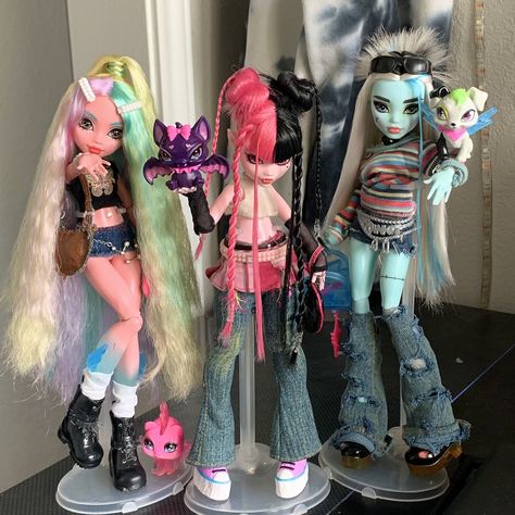 rybabyxo on X: "i think i want to buy my first monster high doll 😳 can y’all post your restyles so i can feel inspired / decide which ones i want 🥰🫶🏻 repaints too!!! (this kind of vibe 👇🏻) https://t.co/gqizWD1Pmk" / X Doll Hairstyles Monster High, Custom Barbie Dolls, Monster High Restyle G3, Monster High Hairstyles, Monster High Doll Restyle, G3 Draculaura Doll, Draculaura Restyle, Monster High Restyle, Crochet Monster High