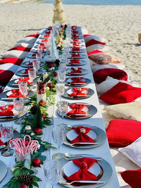 Picnic Christmas Ideas, Outdoor Christmas Dinner Party Decor, Christmas Picnic Photoshoot, Christmas Themed Picnic, Outdoor Christmas Lunch Table Setting, Christmas Picnic Ideas, Summer Christmas Party, Christmas Lunch Table, Beach Christmas Party