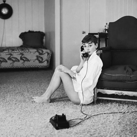 Audrey Hepburn Style -The 10 Autumn Pieces You Need Aubrey Hepburn, Katharine Ross, Audrey Hepburn Photos, Editorial Inspiration, Audrey Hepburn Style, Fashion 2014, Classic White Shirt, Hepburn Style, Roman Holiday