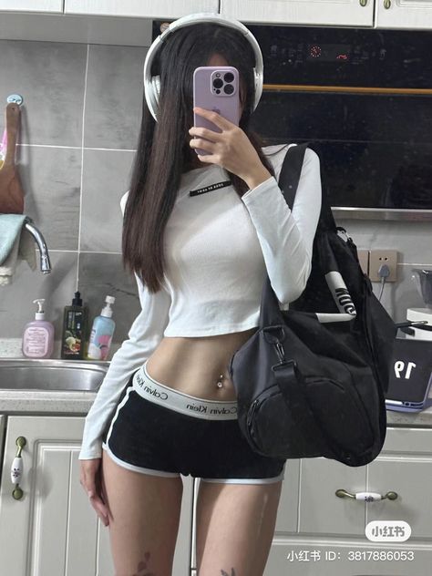 Korean Fitness Aesthetic, Gym Korean Outfit, Workout Clothes Outfits Aesthetic, Asian Gym Aesthetic, Asian Workout Outfit, Asian Gym Outfit, Korean Flat Stomach, Apple Hip Korean, Douyin Fitness