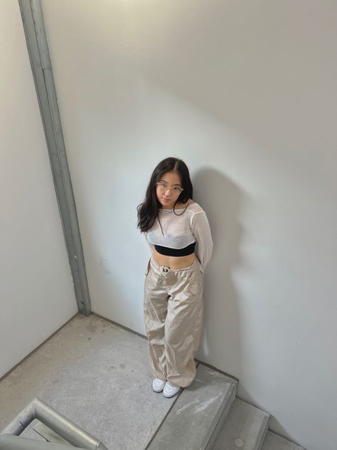 Parachute Pants Poses, How To Style Beige Parachute Pants, Beige Parachute Pants Outfit, Standing Poses Instagram, Poses Ideas Standing, Standing Photo Poses, Instagram Pose Ideas Standing, Instagram Poses Idea, Jeans Photoshoot