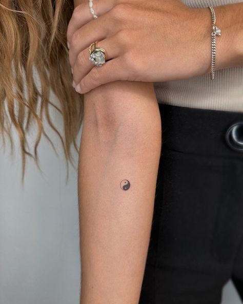 Mini Sleeve Tattoo Women, Yin Yang Small Tattoo, Yin Yang Hand Tattoo, Subtle Yin Yang Tattoo, Fine Line Tattoo Yin Yang, Minimalist Ying Yang Tattoo, Balance Small Tattoo, Fine Line Yin Yang Tattoo, Balance Symbol Tattoo