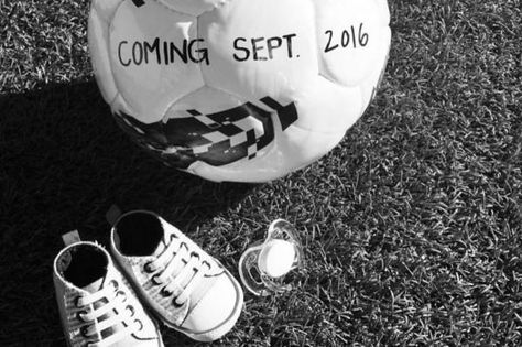 Sydney Leroux & Dom Dwyer's baby announcement...looks like America's getting another awesome footballer! Soccer Baby Announcement, Soccer Gender Reveal Ideas, Soccer Pregnancy Announcement, Football Baby Announcement, Soccer Gender Reveal, Soccer Baby Showers, Sydney Leroux, Announcement Pictures, Baby Announcement To Husband