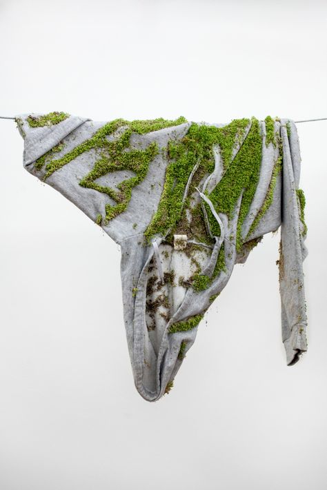 Fashion Fotografie, Moss Fashion, Nature Projects, Bio Art, Artist Models, Textiles Fashion, Fast Fashion, Installation Art, Textile Design