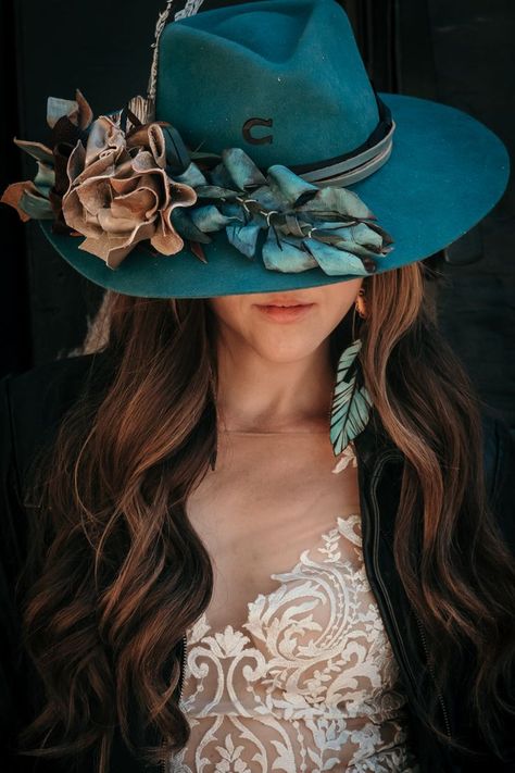 Bridal Hat design by @caseycurtisdesigns www.caseycurtisdesigns.com western bride, cowgirl, ranch wedding @ladywestphotography #caseycurtisdesigns #ladywestphotography #ranchwedding #charlie1horse #cowgirlbride #montanawedding #countrywedding #westernhat #westernbride #weddinginspiration #weddingdesign Custom Cowboy Hats, Looks Country, Painted Hats, Bridal Hat, Women Hats Fashion, Hat Ideas, Fancy Hats, Love Hat, Looks Black