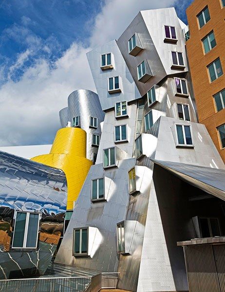 The Ray and Maria Stata Center for Computer, Information and Intelligence Sciences replaced Massachusetts Institute of Technology’s Building 20 in 2004. Its predecessor had enjoyed mythological status as a place where scientists engaged in unexpected yet highly successful collaborations. Gehry designed the Stata Center specifically to encourage occupants to interact with one another. Frank Gehry House, Frank Gehry Architecture, Weisman Art Museum, Gehry Architecture, Technology Videos, Technology Future, Deconstructivism, Art Gallery Of Ontario, Cambridge Massachusetts