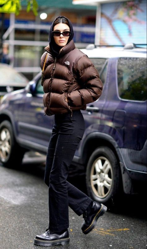 Doudoune The North Face, Stile Kendall Jenner, Brown Puffer Jacket, Kendall Jenner Street Style, Brown Puffer, Kendall Style, Puffy Coat, Kendall Jenner Outfits, Jenner Outfits