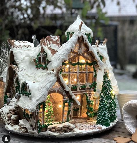 Different Gingerbread House Ideas, Christmas House Gingerbread, Xmas Gingerbread House, Fantasy Gingerbread House, Impressive Gingerbread House, Unique Gingerbread Ideas, Ginger House Ideas, Gingerbread House Design Ideas, Gingerbread Cottage House