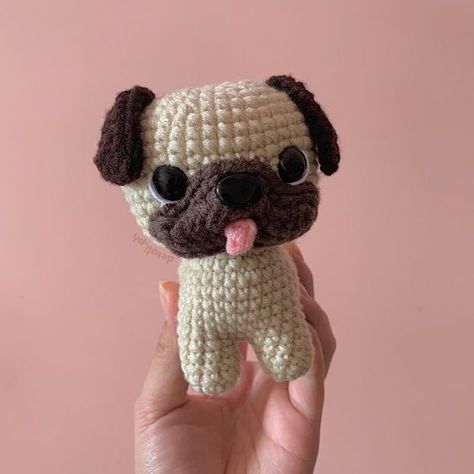 nikki ~ detali.ph no Instagram: “🌻 PAWTTERN RELEASE 🌻 I was not able to make content for Christmas this year. Busy with moving and stuff. But a pattern release is not bad…” Pug Crochet Pattern, Plush Pattern Crochet, Dog Crochet Pattern, Pet Pug, Dog Crochet, Word Patterns, Crochet Plush, Plush Pattern, Yarn Sizes