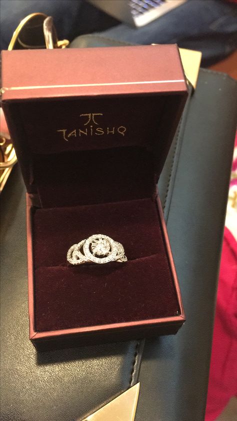 Diamond Ring Snapchat Story, Gold Jewellery Shop Snapchat Story, Gold Ring Snapchat Stories, Diamond Ring Snap, Gold Gift Snap, Ring Gift Snapchat Story, Gold Ring Snap, Engagement Hand, Tanishq Jewellery