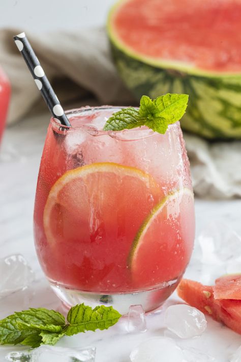 Mojito Mocktail, Watermelon Mojito, Mint Sprig, Fresh Watermelon, Super Greens, Mocktail Recipe, Men's Health, Aperol Spritz, Diffuser Blends