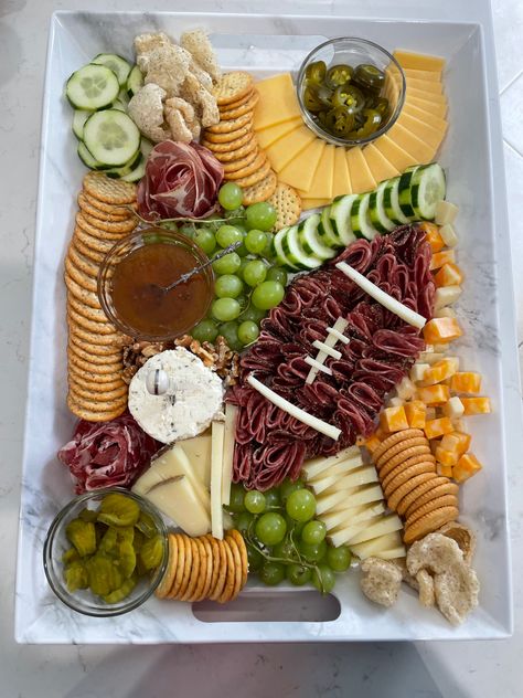 Gameday Snack Board, Super Bowl Desert Charcuterie, Football Sundays Food, Super Bowl Party Charcuterie Board, Football Tailgate Charcuterie Board, Super Bowl Cheese Board, Sports Themed Charcuterie Board, Super Bowl Dessert Board, Hamburger Charcuterie Board