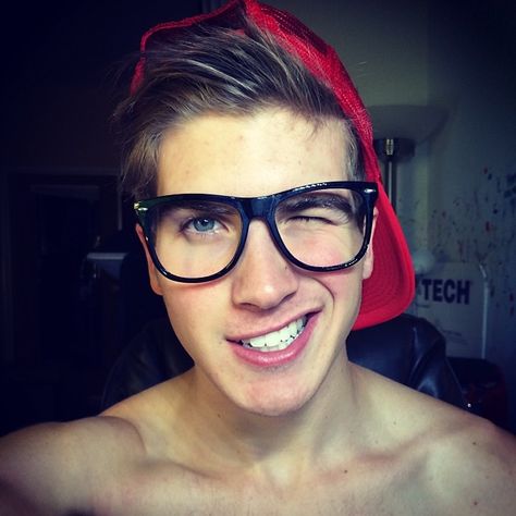 JOEY GRACEFFA ! SHIRTLESS ! Punk Edits, Lps Popular, Joey Graceffa, Tyler Oakley, Dan And Phil, Attractive Guys, Best Youtubers, Man Crush, Pretty Men