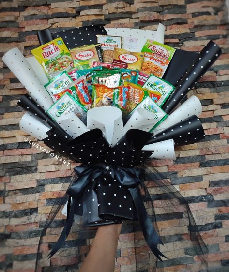 #buketbumbu#buketepung#bouquetseasonig Kado Untuk Guru, Kado Buat Guru, Kado Guru, Kado Hari Guru, Hand Buket, Kue Fondant, Birthday Pranks, Snack Bucket, Box Kado