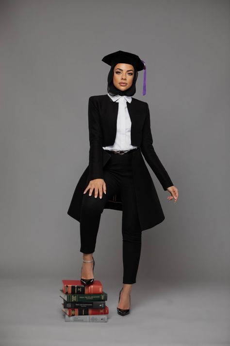 Grad Headshots, Lawyer Graduation Pictures, Law School Graduation Pictures, School Graduation Pictures, Graduation Pictures Poses, Grad Fits, Juris Doctor, Lawyer Graduation, School Photoshoot