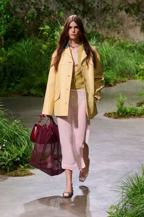 Chanel Cruise 2025 Collection [PHOTOS] Gucci Cruise 2025, Casual Outfits Fall 2024, Ss25 Trends, Ss25 Runway, Fashion 2025, Gucci Cruise, Vintage Summer Outfits, Resort 2025, Summer 2024 Fashion