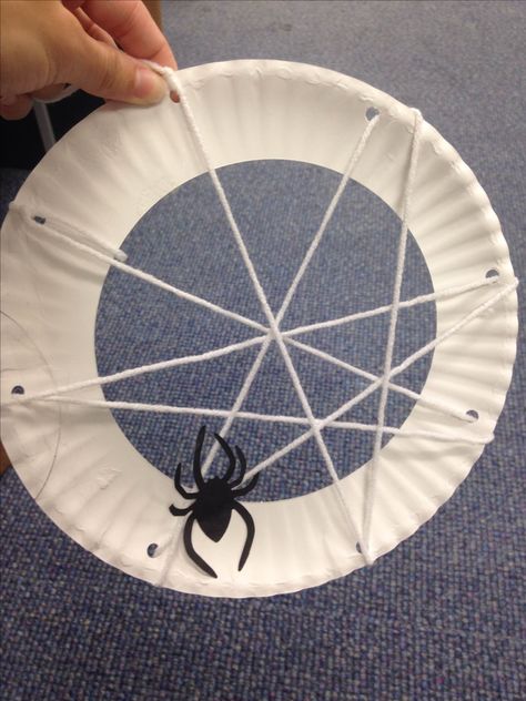 Paper Plate Spider Web Spider Web Craft For Toddlers, Charlotte's Web Craft, Paper Plate Spider Web, Make Spider Web, Halloween Paper Decorations, Fun Halloween Decorations, How To Make Spiders, Media Pembelajaran, Spiderman Web