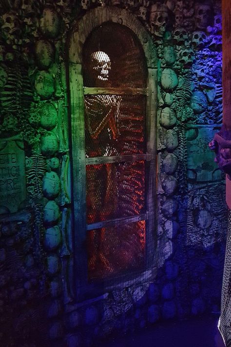 The 50 Scariest Haunted Attractions in Every State – Fodors Travel Guide Scary Tunnel Halloween, Haunted Village Display, Haunted Castle Halloween Decor, Haunted Hayride Scenes, Diy Haunted Trail Ideas, Haunted Hallway Ideas, Haunted House Interior, Halloween Dungeon, Haunted Farm