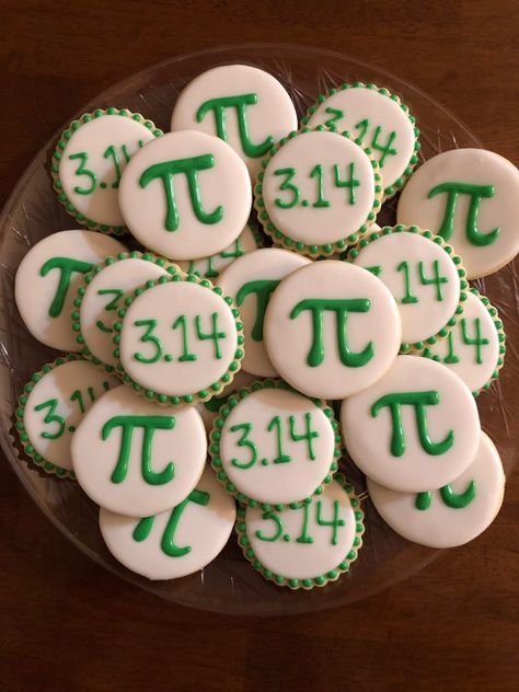 Pi Day Cookies Decorated, Pi Cake Ideas, Pi Day Cookies, Math Cookies Decorated, Pi Day Food Ideas, Math Cookies, Uab Graduation, Math Decorations, Obscure Holidays