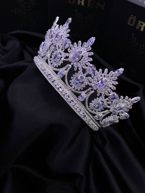 Quince Crowns Silver And Purple, Lavender Crown Quince, Aesthetic Crowns, Lilac Crown, Sweet 16 Crowns, Quince Crowns, Quince Crown, Purple Sweet 16, Purple Quinceanera