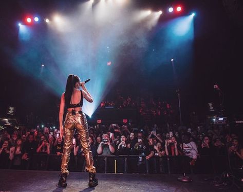 Touring Musician Aesthetic, Singer Aesthetic Stage, Singer Life Aesthetic, Famous Singer Aesthetic, Singer Career, Singer Life, Madison Beer Style, Famous Lifestyle, Concert Stage Design