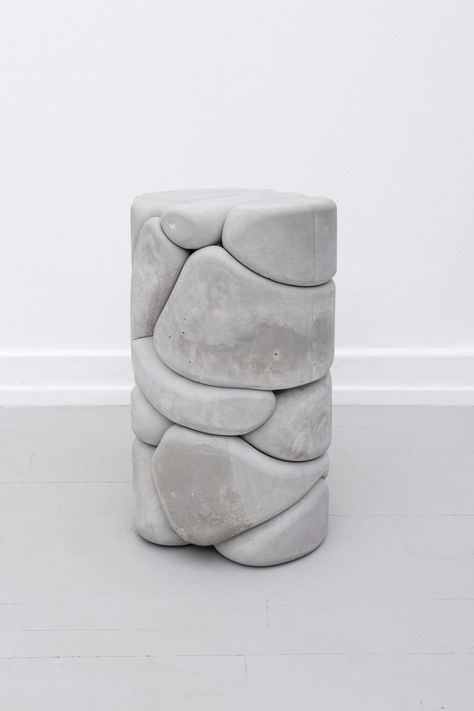 Balloons full of concrete make ‘Puffy Bricks’ - DesignWanted : DesignWanted Decoration Beton, Hantverk Diy, Concrete Casting, Soya Mumu, Beton Design, Concrete Bricks, Concrete Diy Projects, Concrete Forms, Concrete Furniture