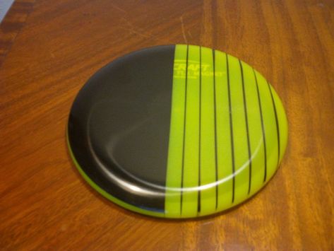 Disc Golf Disc Dyeing Tutorial: Cheap DIY Golf Disc Designs Using Electrical Tape (with Pictures) Disc Golf Dye, Diy Golf, Golf Birthday Gifts, Golf Ball Crafts, Dyeing Tutorials, Golf Diy, Rit Dye, Frisbee Golf, Golf Irons