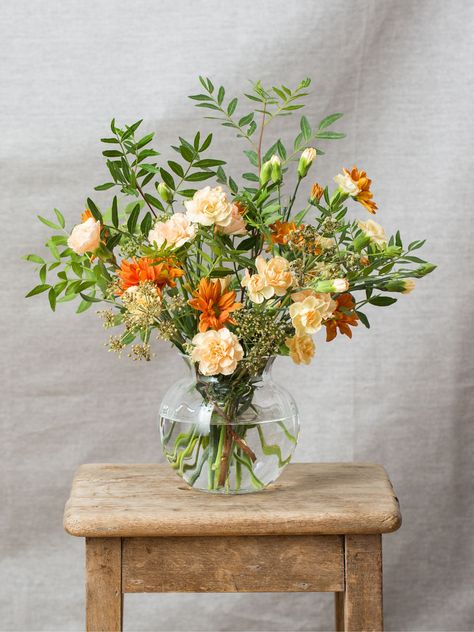 Flowers With Vase, Large Vase Flower Arrangements, Vases For Flowers, Clear Vase Arrangements, Flowers In Clear Vase, Flower Arrangement Photography, Large Flower Vase, Flower Vase Photography, Calendula Bouquet