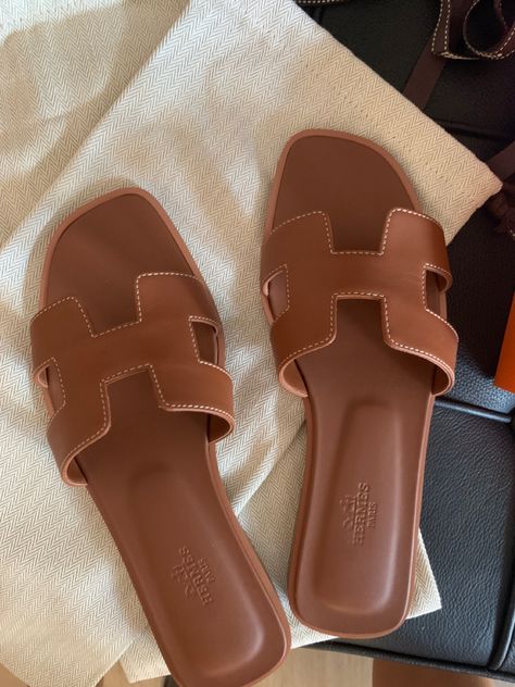 Outfits With Brown Sandals, Old Money Sandals, Cool Outfits Summer, Brown Sandals Outfit, Hermes Sandal, Shoes For Women Sandals, Sandals Outfit Summer, Hermes Oran Sandals, Dressy Boots