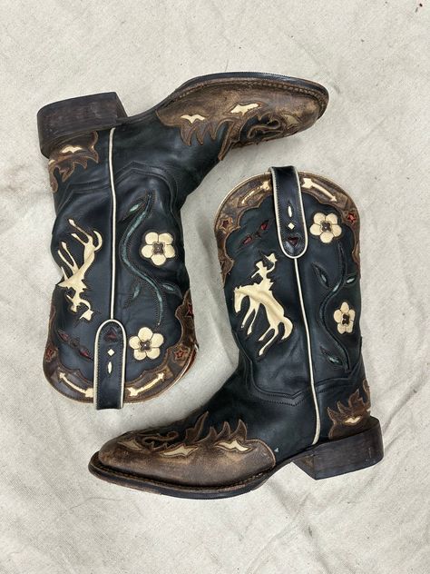 Vintage black boots with awesome detailing size 8-9 Pretty Cowboy Boots, Cool Cowboy Boots, Cowboy Vintage, Painted Cowboy Boots, Vintage Boots Western, Black Southern Gothic, Styling Cowboy Boots, Vintage Outfit, Vintage Black Boots For Ranch