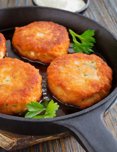 My mama used to make these with mashed potatoes and it was always divine Salmon Patty, Squash Cakes, Fried Salmon Patties, Flaked Salmon, Salmon Patties Recipe, Corn Dishes, Salmon Potato, Fresh Salmon, Creamy Coleslaw