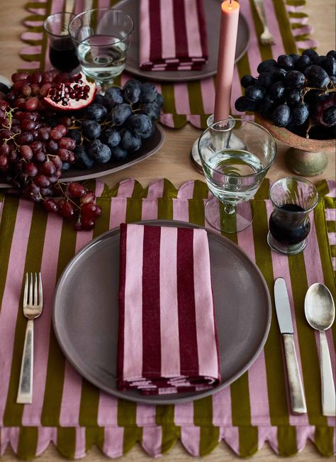 Placemat Ideas, Dinner Party Tablescapes, Colorful Table Setting, Heather Taylor, Hosting Ideas, Tafel Decor, Christmas Dining Table, Party Tablescapes, Striped Wedding