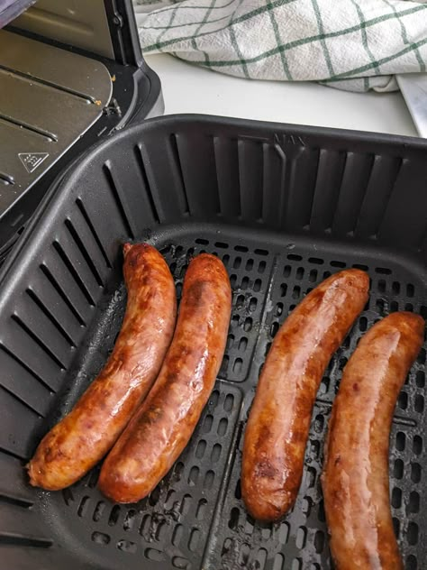 Air fryer brats are a delicious way to make fresh and crispy sausages with an amazing flavor. Get all the grill taste you love in about 15 minutes. You can air fry uncooked, pre-cooked or even frozen brats! Cooking Sausage, Pork Breakfast Sausage, Chicken Shawarma Recipe, Shawarma Recipe, Easy Chicken Breast, Cook Chicken, Grilling Chicken Breast, How To Cook Sausage, Chicken Sausage