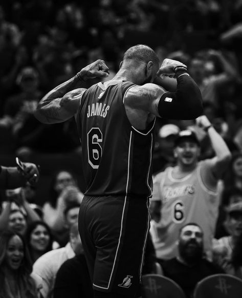 Lebron James Wallpapers, Nba Wallpapers, Nba Pictures, Basketball Pictures, Black And White Wallpaper, Sport Motivation, King James, Lebron James, Nba