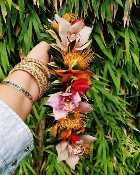 Native Hawaiian Flowers, Make A Lei, Flower Arrangements For Weddings, Haku Lei, Hawaiian Outfits, Hawaiian Woman, Tropical Flower Arrangements, Beachy Room, Hawaiian Lei