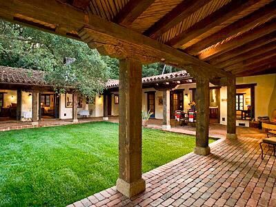 Casa Hobbit, Hacienda Homes, Hacienda Style Homes, Courtyard House Plans, Courtyard Design, Spanish Style Home, Casas Coloniales, Spanish Style Homes, Hacienda Style