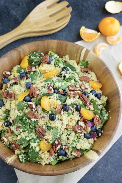 Summery quinoa spinach salad with mandarin oranges, blueberries, red onions, toasted pecans, & tangy mango kiwi dressing. Vegan Dressing For Quinoa Salad, Quinoa Salad Dressing, Mango Quinoa Salad, Salad Orange, Quinoa Spinach Salad, Bbq Chicken Bites, Orange Dressing, Quinoa Recipes Easy, Lime Quinoa