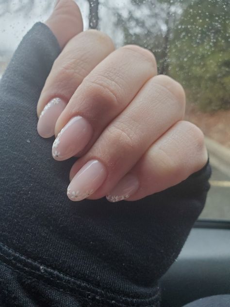 Nails With Daisy On Ring Finger, Delicate Flower Nails, Nude Nails With White Flowers, Nude Flower Nails, Milky White Nails With Flowers, Nude Nails With Flowers, White Flower Nails, White Floral Nails, Pink Nails With Flowers