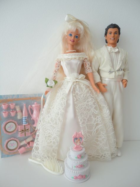 Barbie & Ken Wedding Fantasy BD1996 #17243 Barbie And Ken Wedding, Barbie Collectables, Bridal Barbie, Wedding Barbie, Barbie 1990, Barbie 80s, Couples Doll, Barbie Bridal, Barbie Wedding Dress