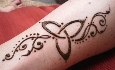 Henna Celtic Style Celtic Henna Designs, Celtic Henna, Mehndi Inspiration, Lotus Henna, Henna Hands, Stick Poke Tattoo, Henna Paint, Henna Drawings, Henna Mandala