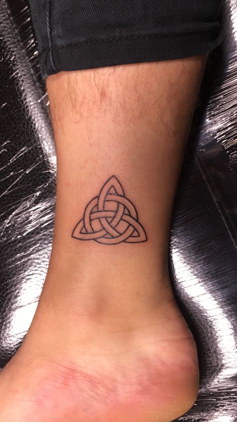 Irish Love Knot Tattoo, Simple Triquetra Tattoo, Celtic Triangle Tattoo, Irish Trinity Knot Tattoo, Simple Celtic Tattoo, Small Celtic Tattoos For Women, Triquetra Tattoo Women, Irish Knot Tattoo, Sister Knot Tattoo