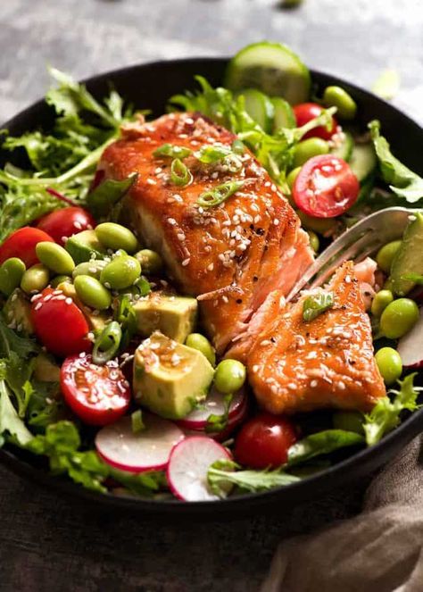 A mighty Salmon Salad that’s as good for you as it is delicious! Asian Salmon Salad, Salmon Salad Dressing, Ginger Sesame Dressing, Salad Coleslaw, Asian Salmon, Salmon Salad Recipes, Resep Salad, Sesame Dressing, Grape Salad