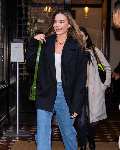 Dark Green Bag Outfit Street Styles, Dark Green Top Outfit Jeans, Dark Green Bag Outfit, Margot Robbie Street Style, Green Bag Outfit, Blazer Ootd, Oversized Blazer Outfit, Oversize Blazer, Blazer White