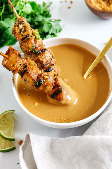 Peanut Dipping Sauce Peanut Satay, Easy Peanut Sauce, Veggie Rolls, Chicken Cashew Stir Fry, Peanut Dipping Sauce, Flexitarian Recipes, Chili Garlic Paste, Honey Mustard Dipping Sauce, Homemade Tzatziki Sauce