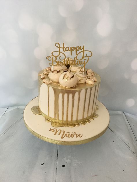 Golden Dripping Cake, White And Gold Cake Ideas Birthday, Gold And Cream Birthday Cake, 18th Birthday Cake White And Gold, Birthday Cake For 11yrs Old Girl, Gold Bday Cake, Gold Cake Aesthetic, Birthday Cake Gold And White, White And Golden Cake