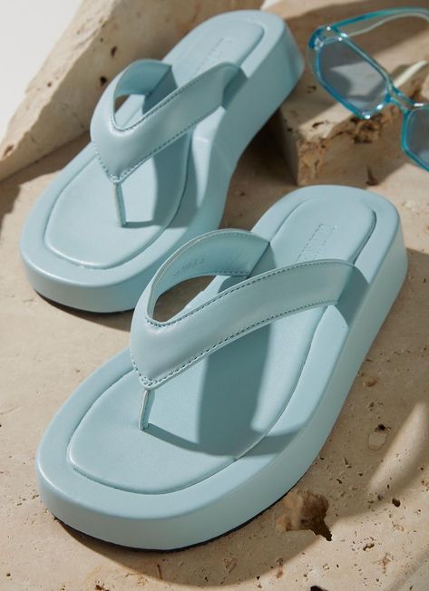 Cute Beach Shoes, Beach Sandals Aesthetic, Blue Sandals Outfit, Summer Shoes Aesthetic, Trendy Summer Shoes, Aesthetic Sandals, Sandals Aesthetic, Cool Sandals, Platform Flip Flops