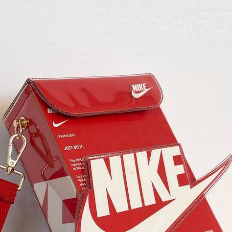 Nike Shoe Box Bag, Diy Tote Bag Design, Mens Designer Bag, Nike Bag, Cardboard Design, Upcycle Clothes Diy, Bling Bags, Nike Bags, Diy Bag Designs